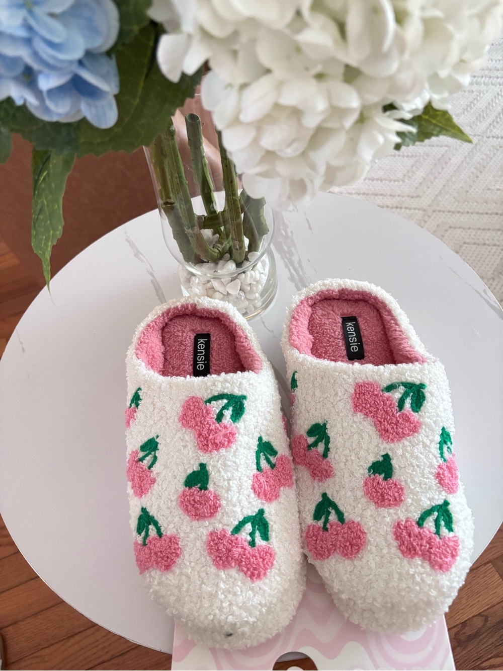 New Kensie White Fuzzy Slippers with Pink Cherry Motif size 8